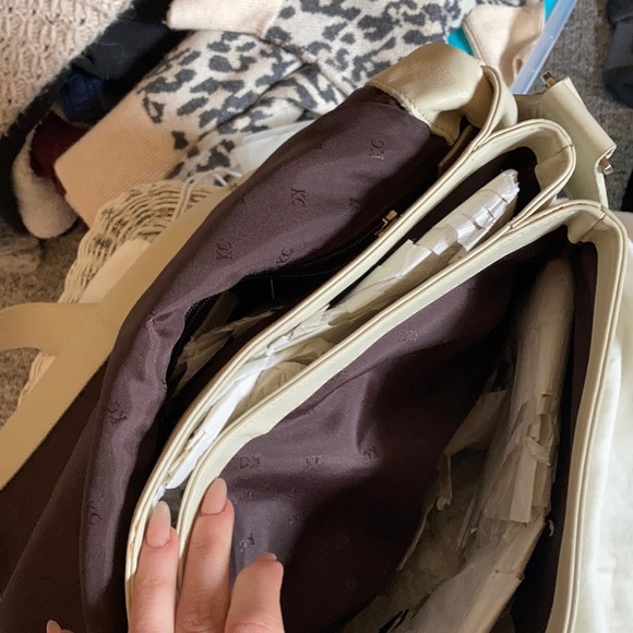 Kenneth Cole Messenger Bag - Picture 9 of 9